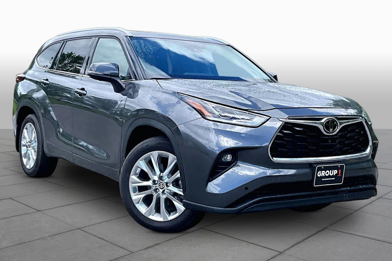 Used 2025 Toyota Highlander Limited AWD/4WD image 3