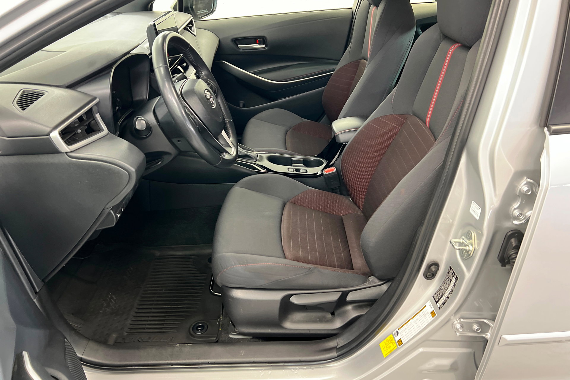 Used 2023 Toyota Corolla SE w/ SE Premium Package image 18