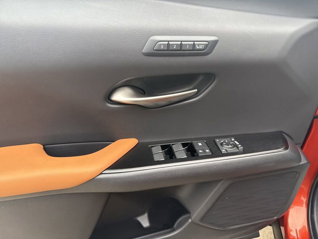 Used 2019 Lexus UX 200 image 17