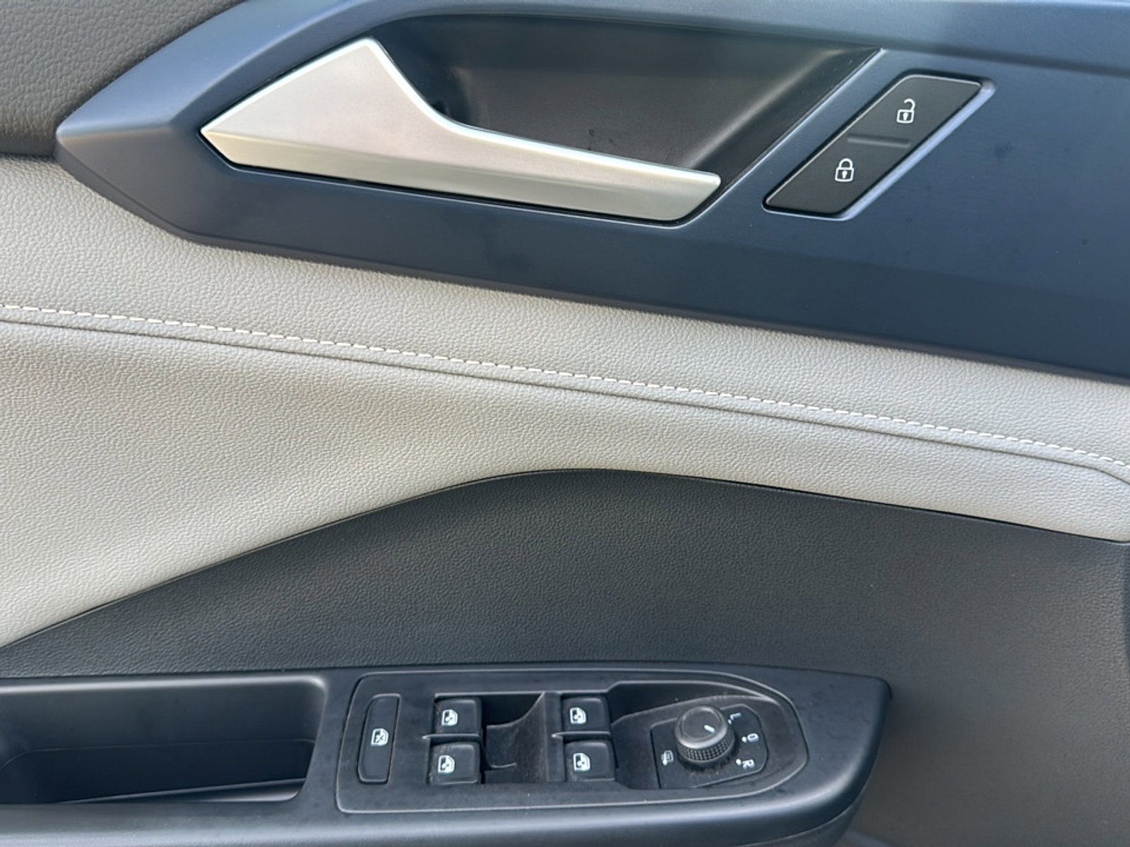 Used 2024 Volkswagen Taos SE image 16