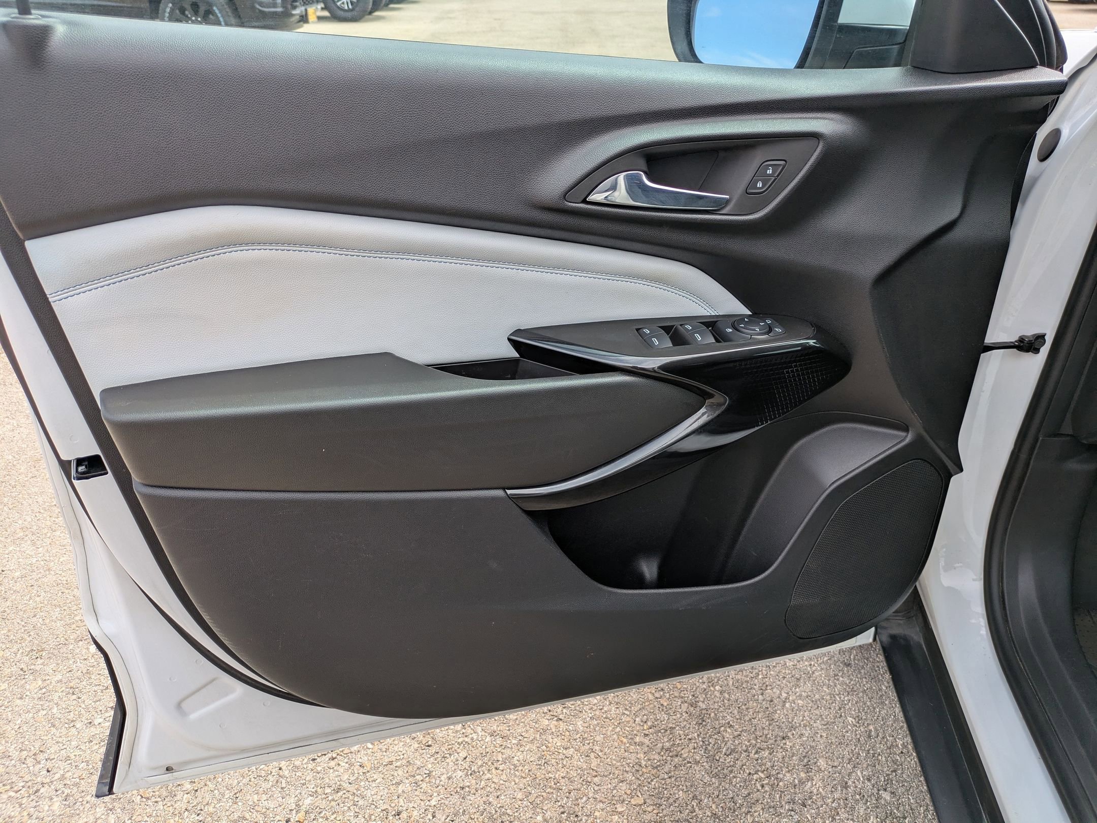 Used 2024 Chevrolet Trax LT w/ Sunroof Package FWD image 11
