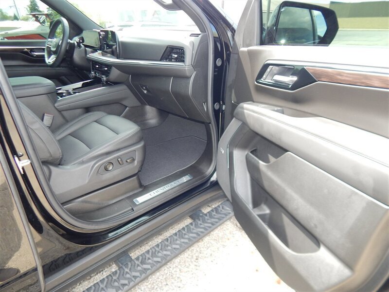Used 2026 Chevrolet Suburban Z71 w/ Comfort Package AWD/4WD image 18