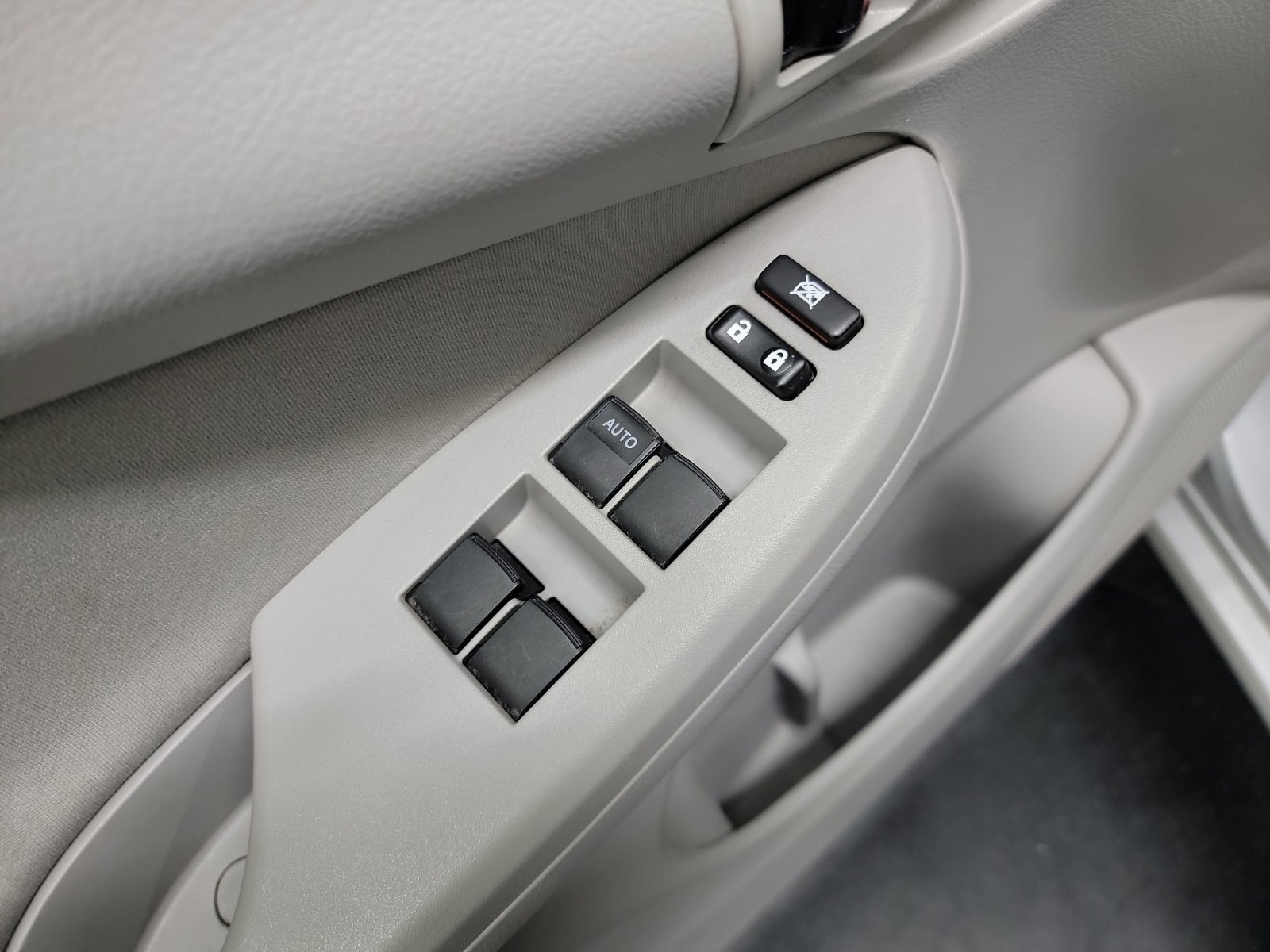 Used 2013 Toyota Corolla L FWD image 14
