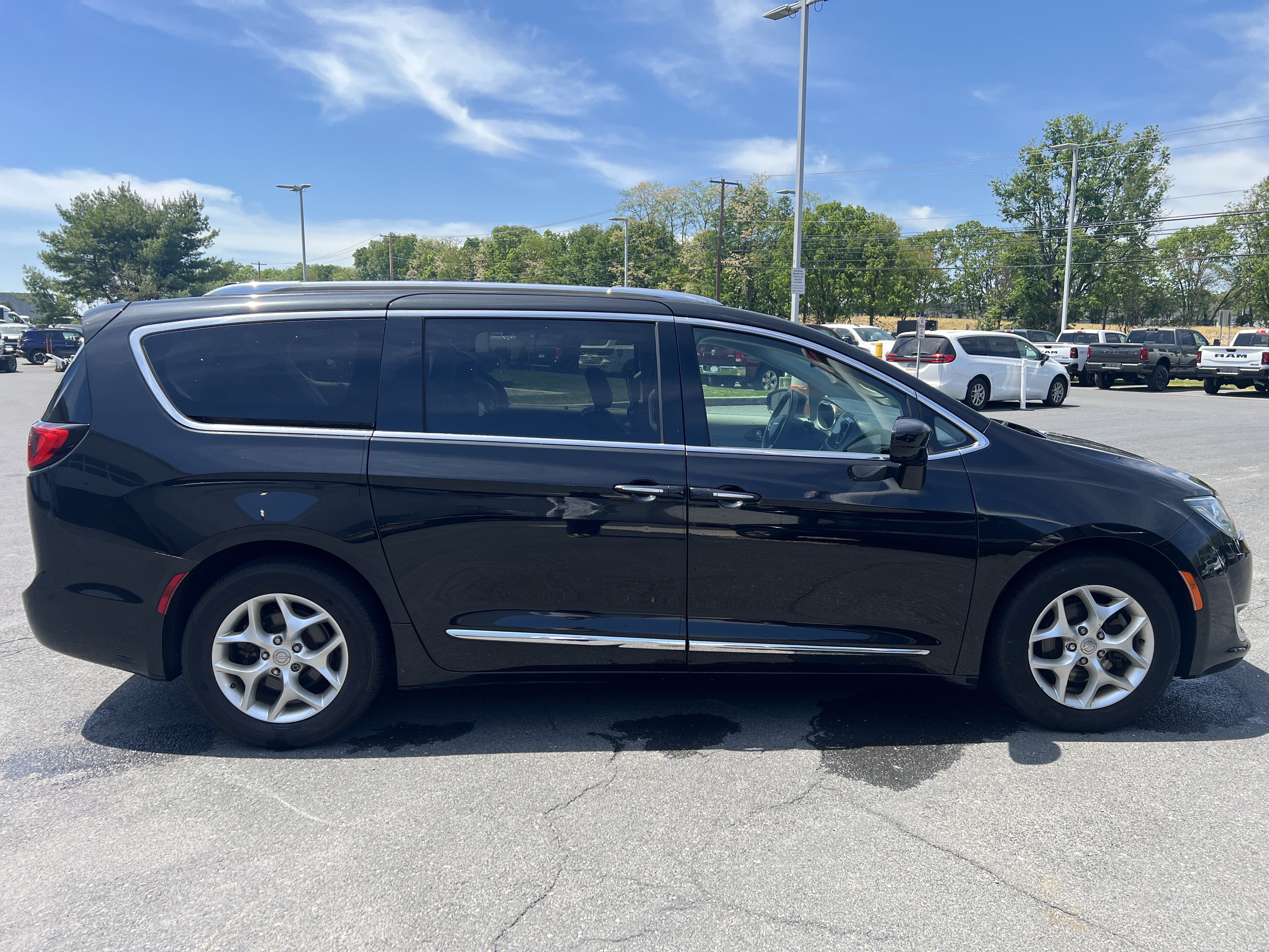 Used 2018 Chrysler Pacifica Touring-L Plus w/ Tire & Wheel Group FWD image 10