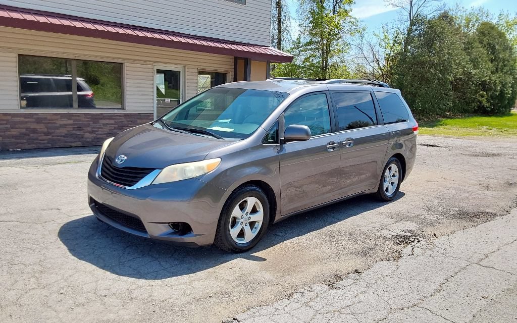 Used 2011 Toyota Sienna LE FWD image 2
