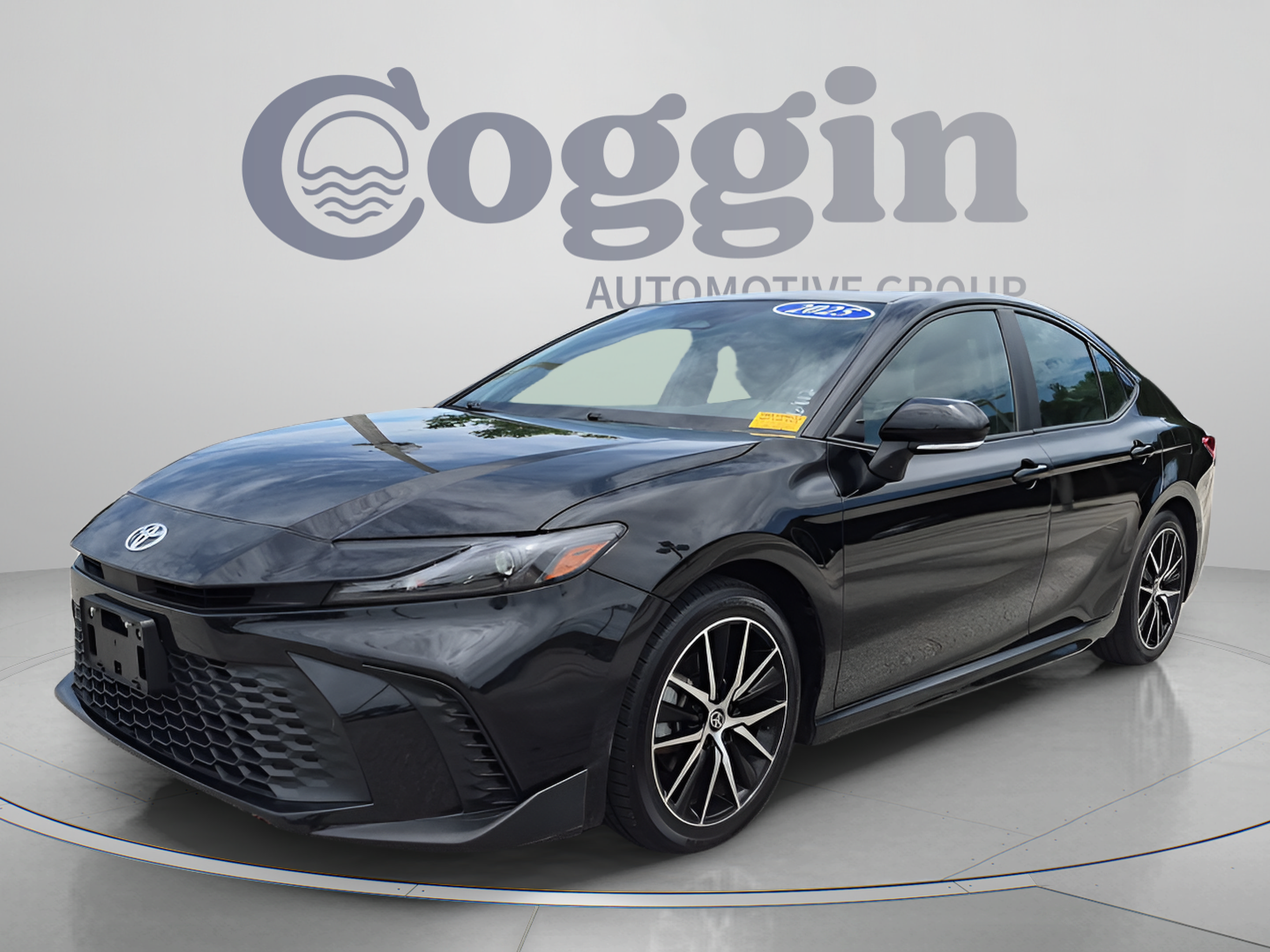 Used 2025 Toyota Camry SE FWD image 2