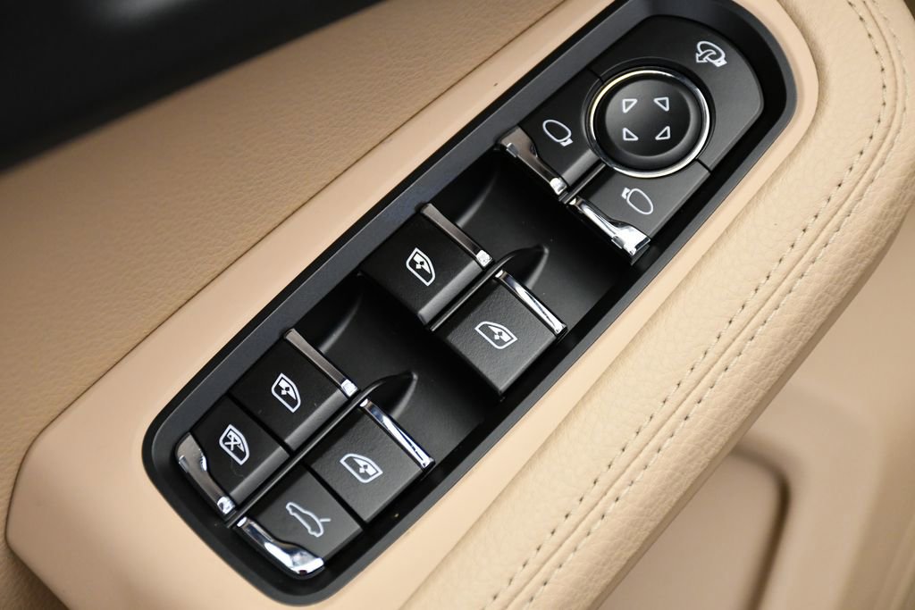 Certified 2025 Porsche Macan image 37