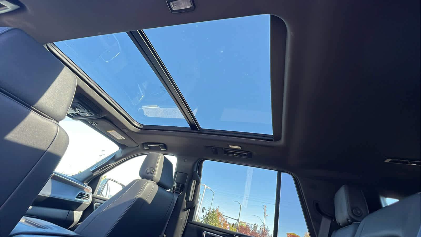 Used 2023 Chevrolet Tahoe Z71 w/ Luxury Package image 31