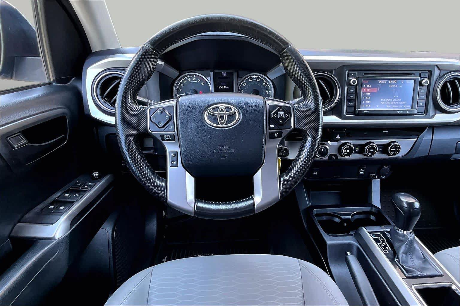 Certified 2016 Toyota Tacoma SR5 w/ SR5 Appearance Package (SN) AWD/4WD image 6