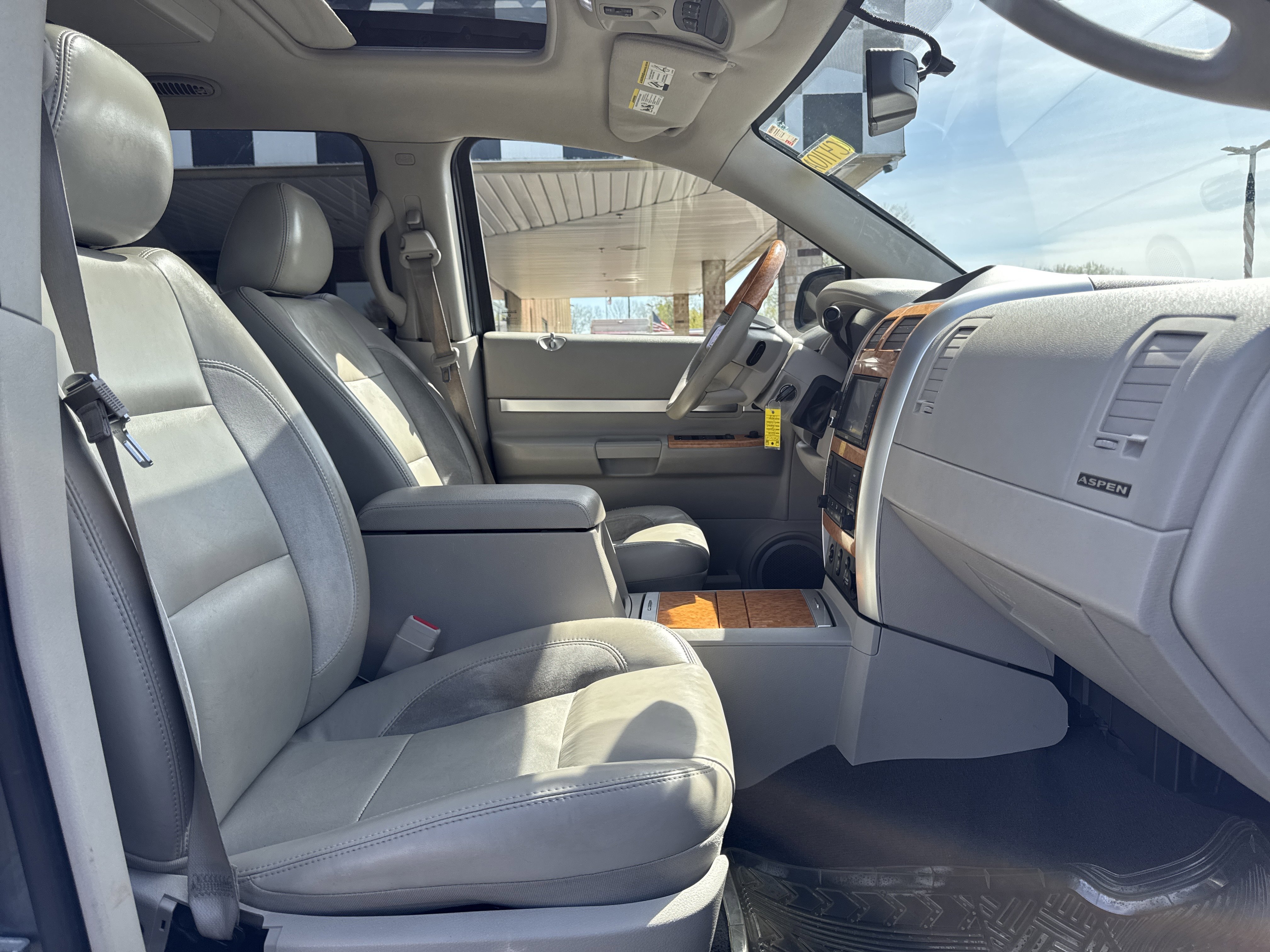 Used 2008 Chrysler Aspen Limited AWD/4WD image 28