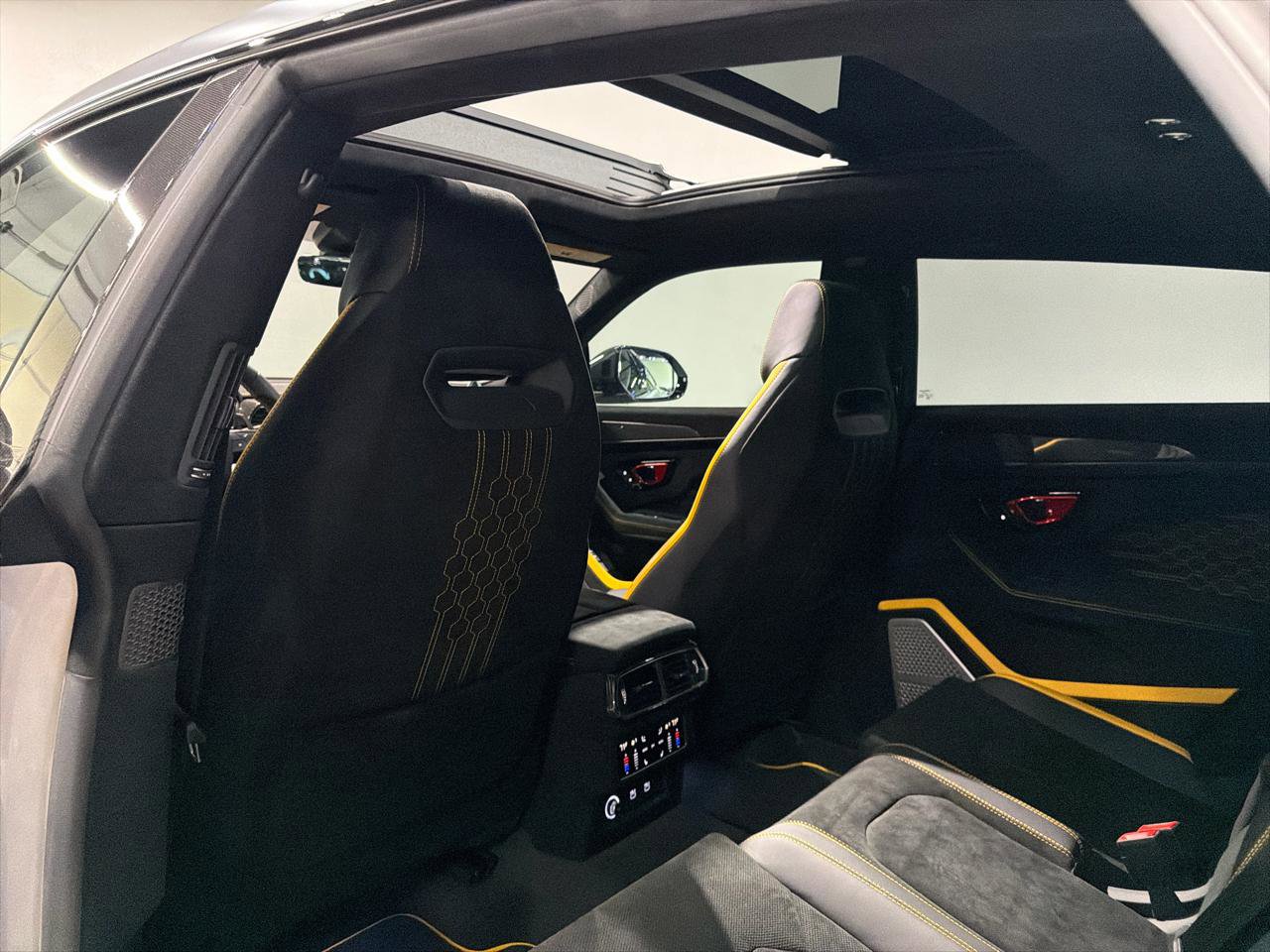 Used 2024 Lamborghini Urus Performante AWD/4WD image 30