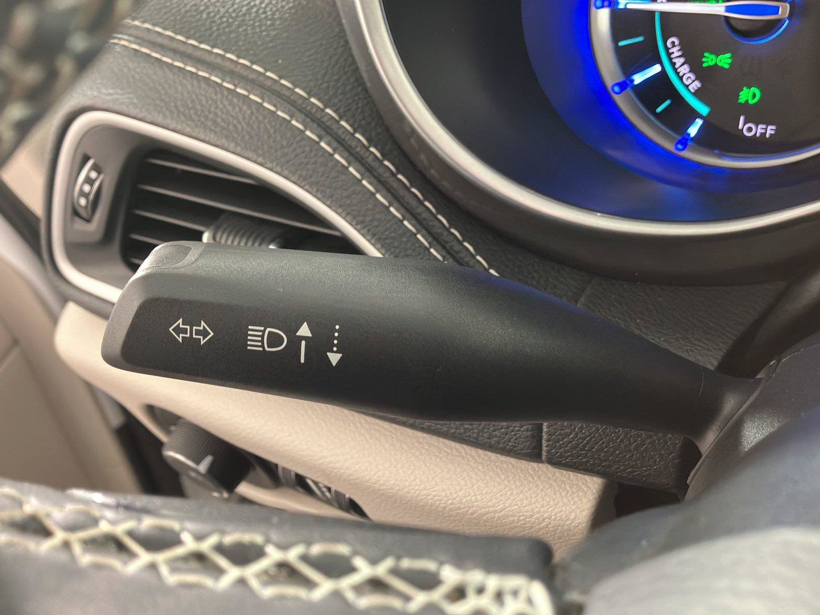 Used 2023 Chrysler Pacifica Touring-L FWD image 28