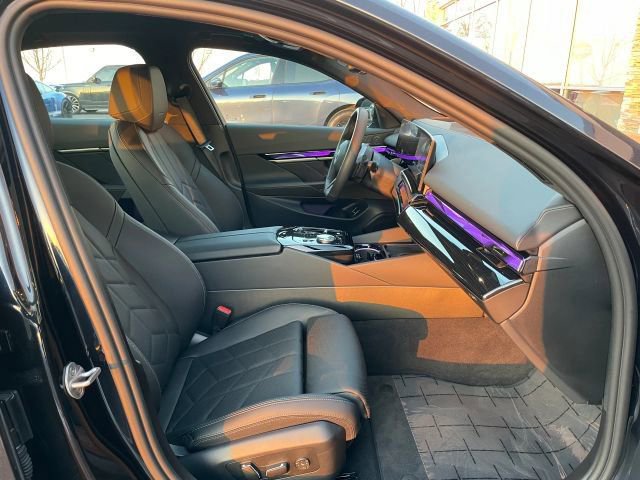 Used 2025 BMW 550e xDrive w/ Premium Package image 38
