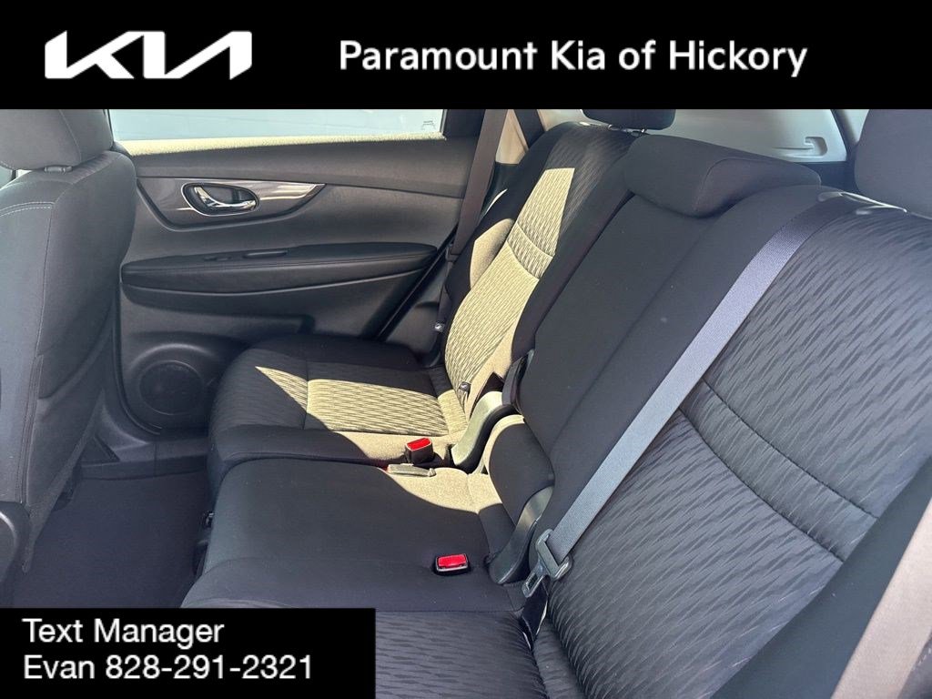 Used 2017 Nissan Rogue SV w/ Sun & Sound Touring Package image 13