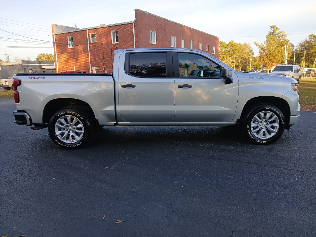 Used 2022 Chevrolet Silverado 1500 Custom image 2