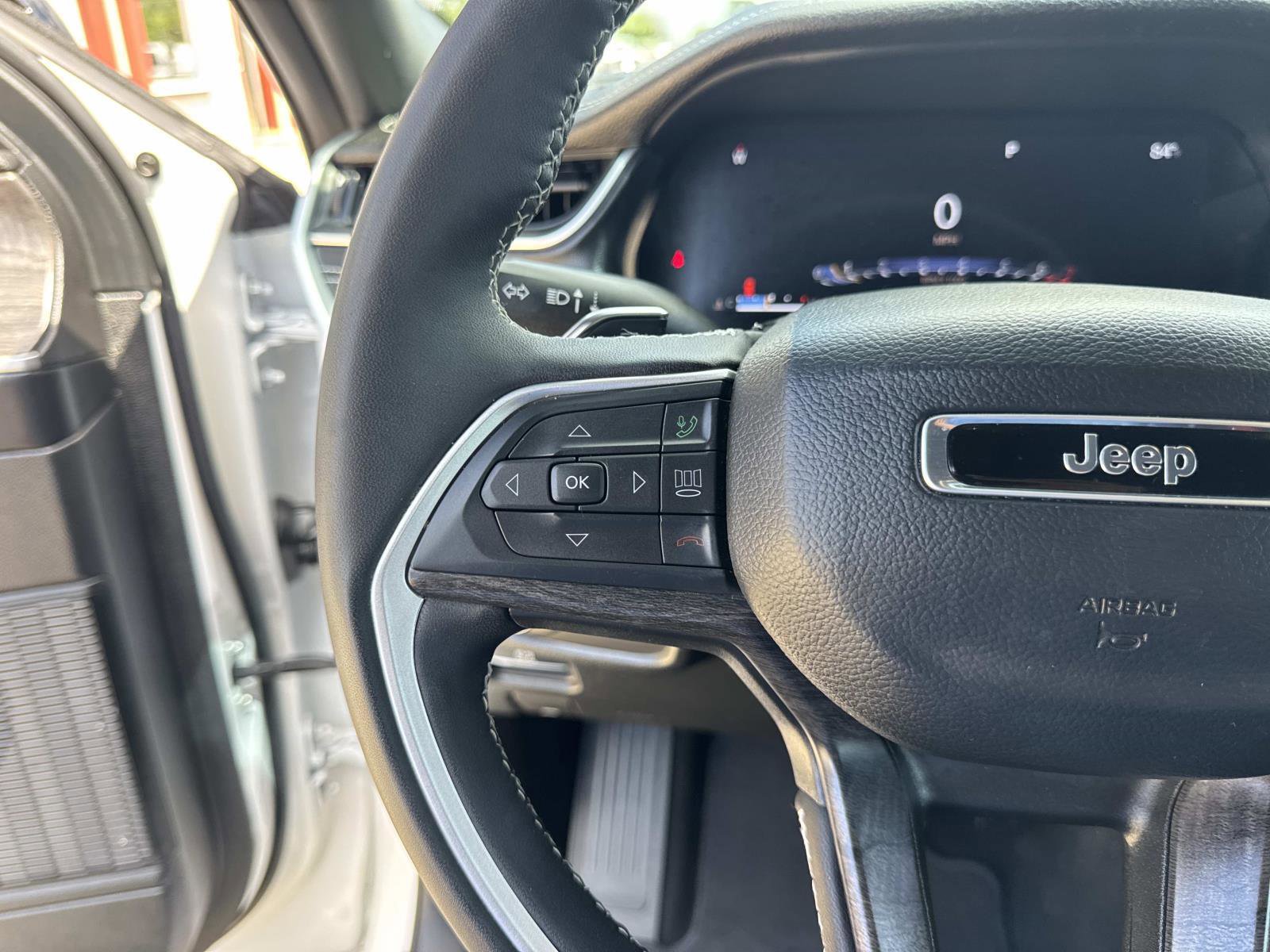 Used 2025 Jeep Grand Cherokee Limited w/ Black Appearance Package RWD image 23