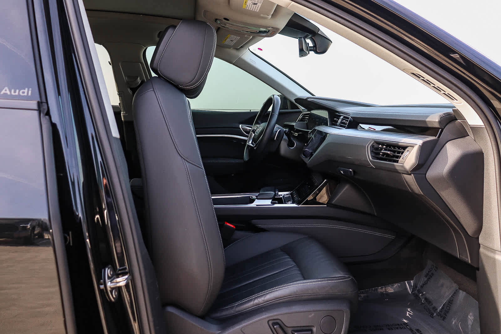 Used 2024 Audi Q8 e-tron Premium image 23