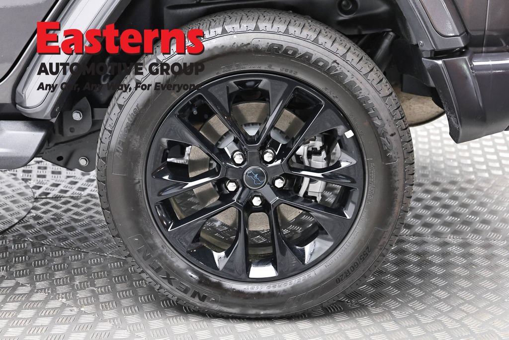 Used 2025 Jeep Wrangler Unlimited Sahara AWD/4WD image 8