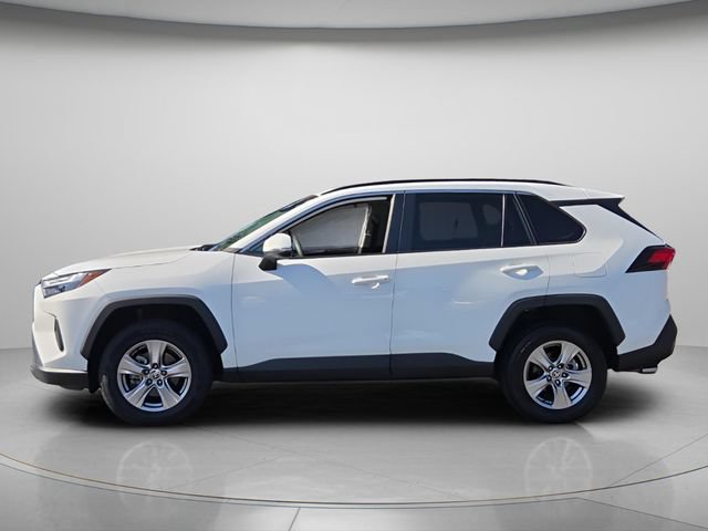 Used 2022 Toyota RAV4 XLE w/ Convenience Package FWD image 3