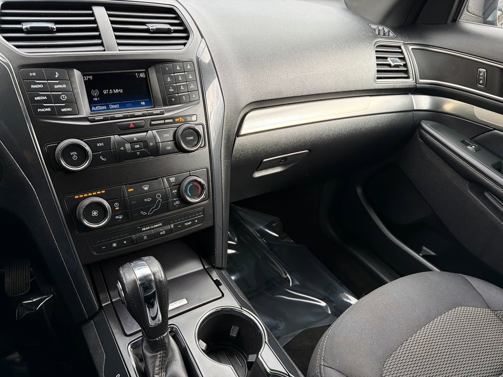 Used 2018 Ford Explorer XLT image 25