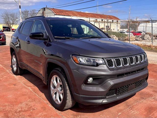 Used 2024 Jeep Compass Latitude AWD/4WD image 3