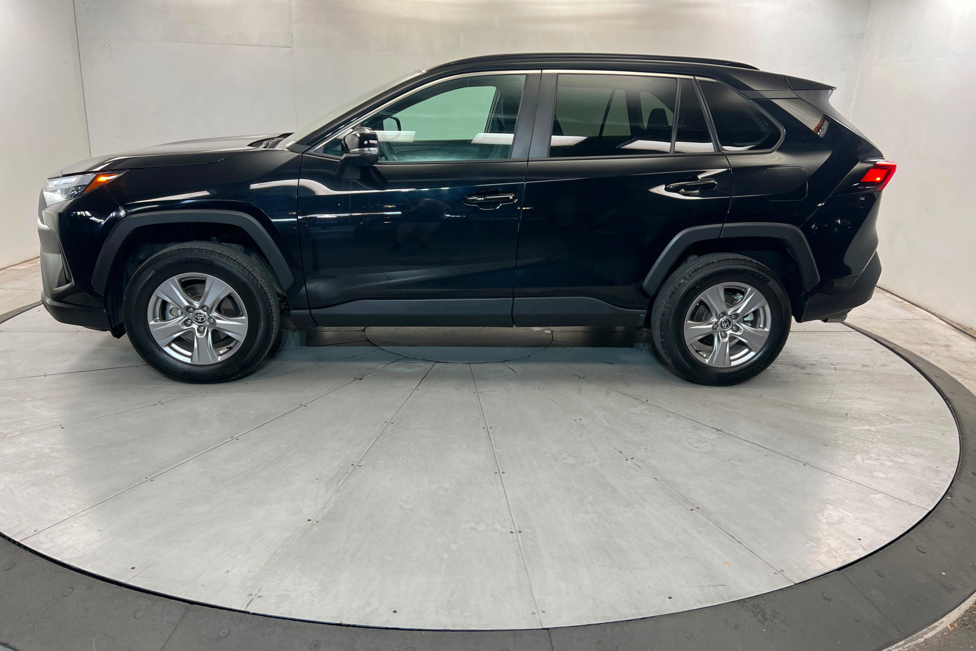 Used 2025 Toyota RAV4 XLE AWD/4WD image 2