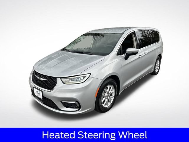 Used 2023 Chrysler Pacifica Touring-L FWD image 4