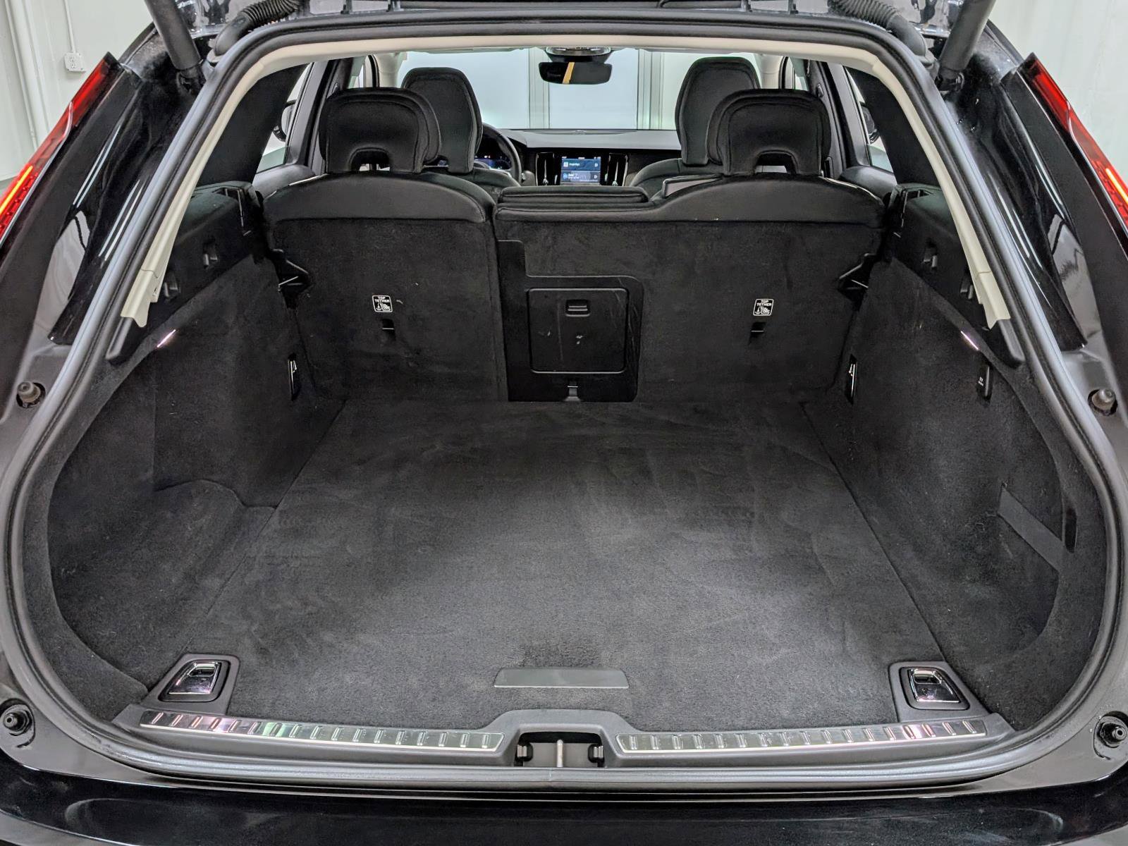 Used 2024 Volvo V90 B6 Cross Country Plus w/ Climate Package image 22