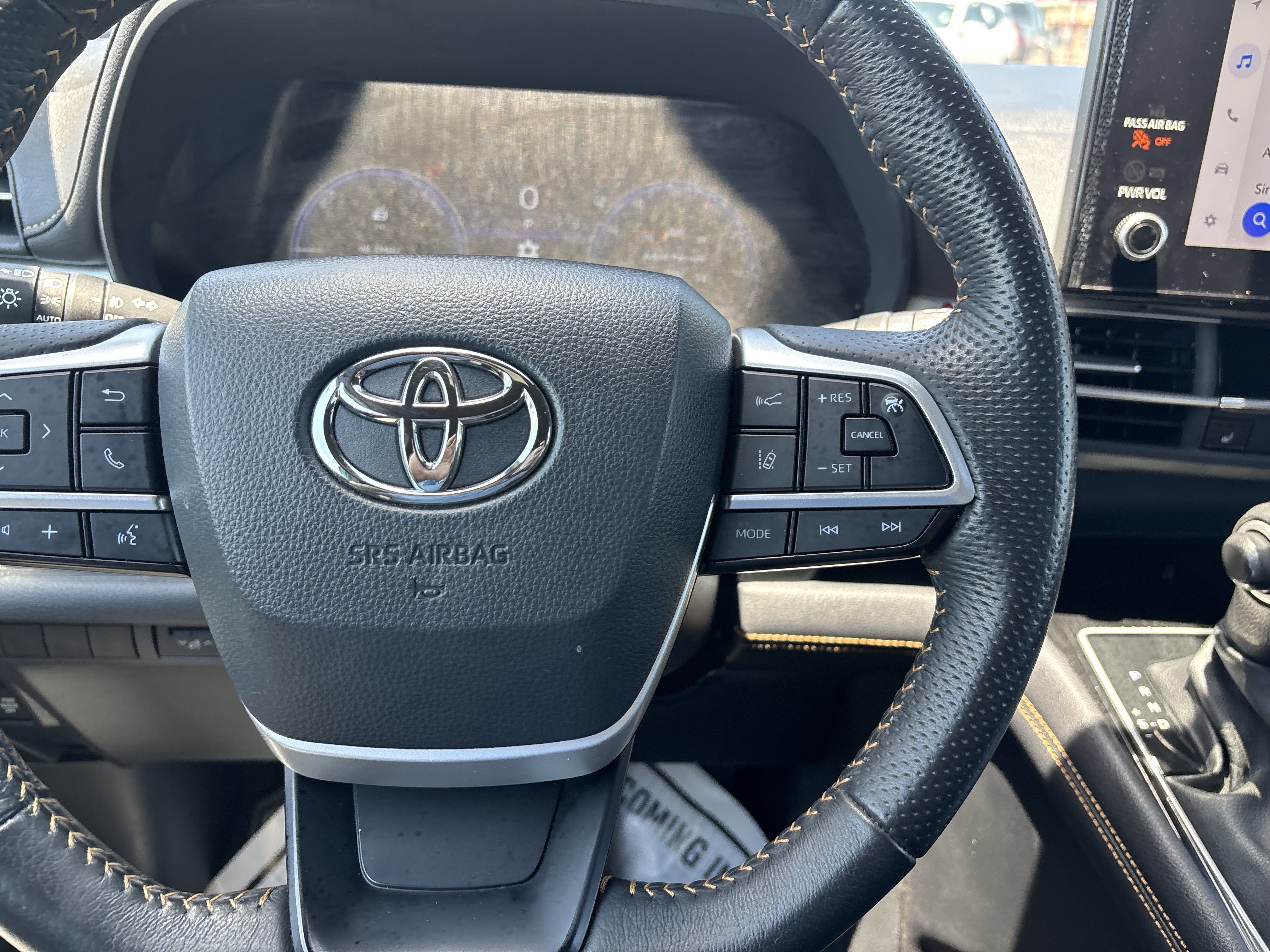 Used 2025 Toyota Sienna XLE Woodland Edition AWD/4WD image 27