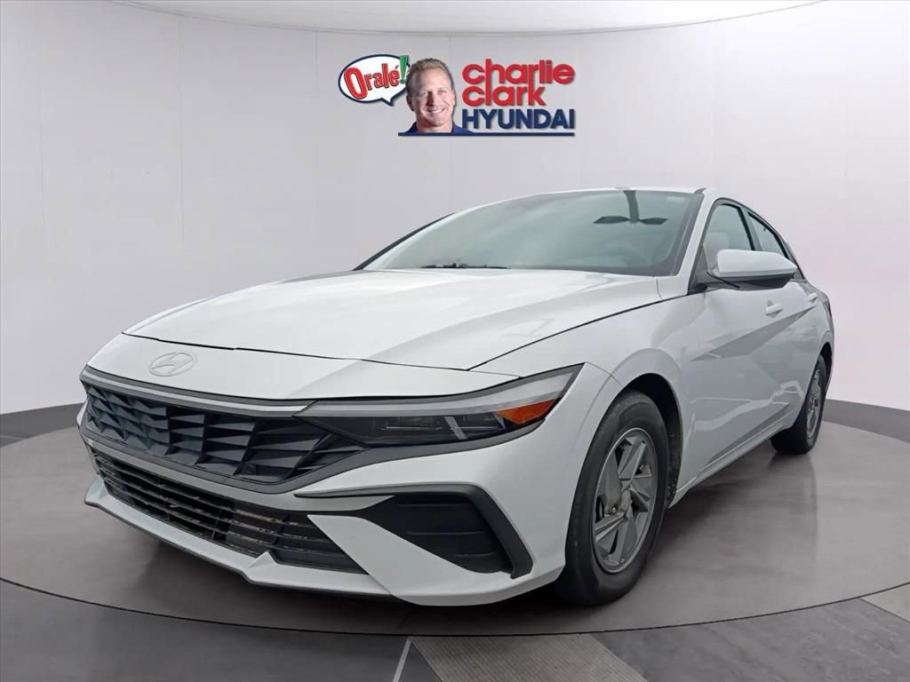 Used 2024 Hyundai Elantra SE FWD image 1