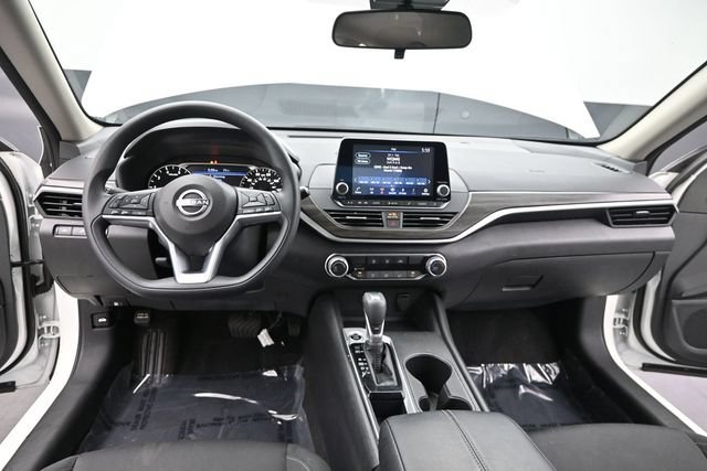 Used 2025 Nissan Altima 2.5 SV FWD image 15