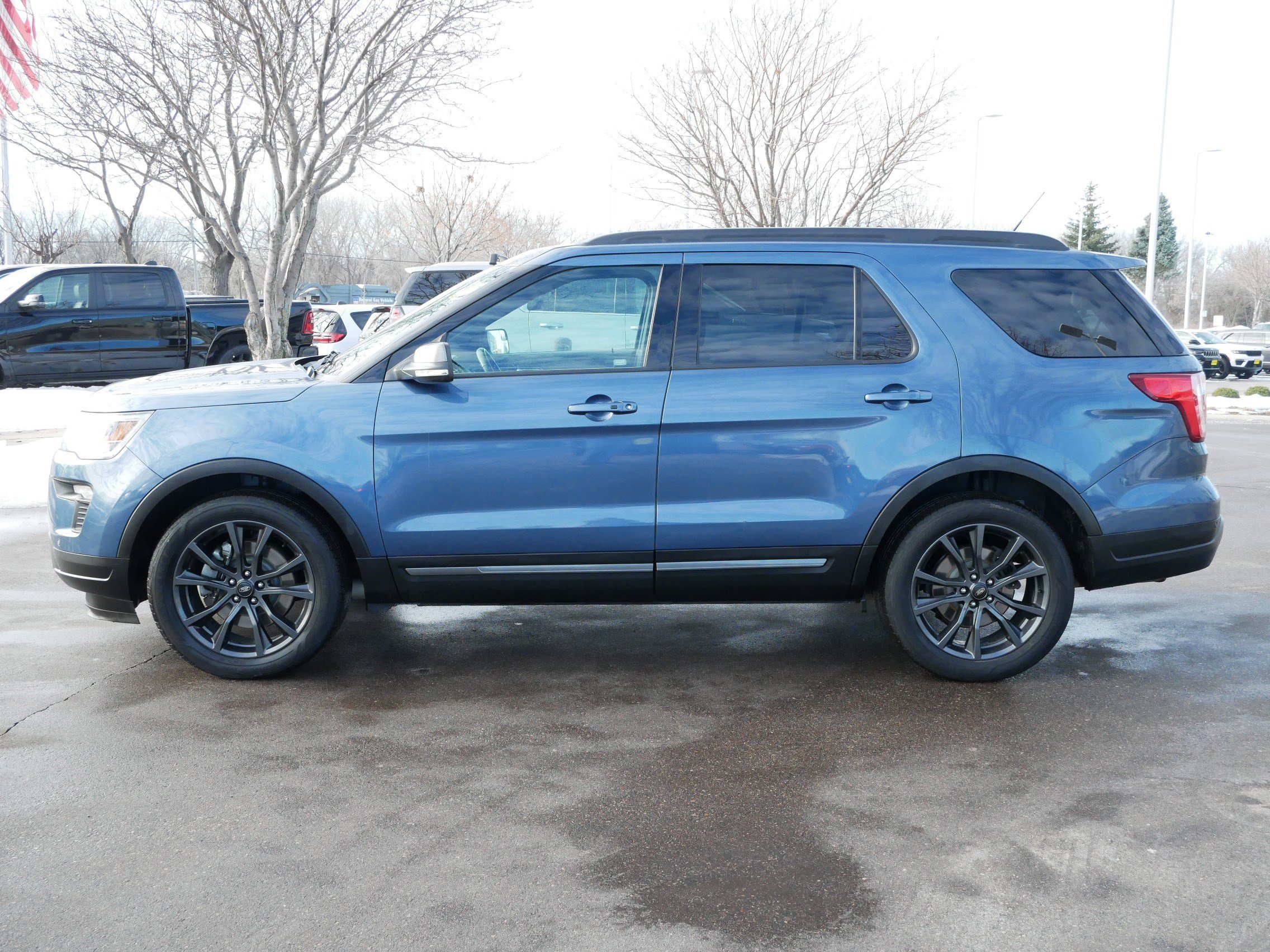 Used 2018 Ford Explorer XLT w/ Equipment Group 202A image 5