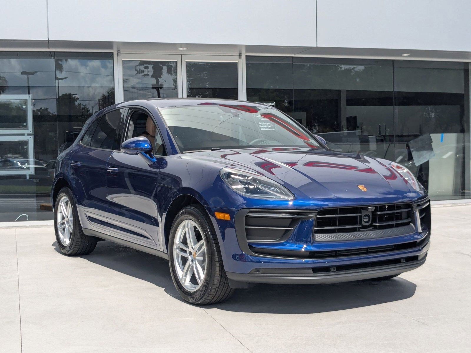 Certified 2025 Porsche Macan AWD/4WD image 7