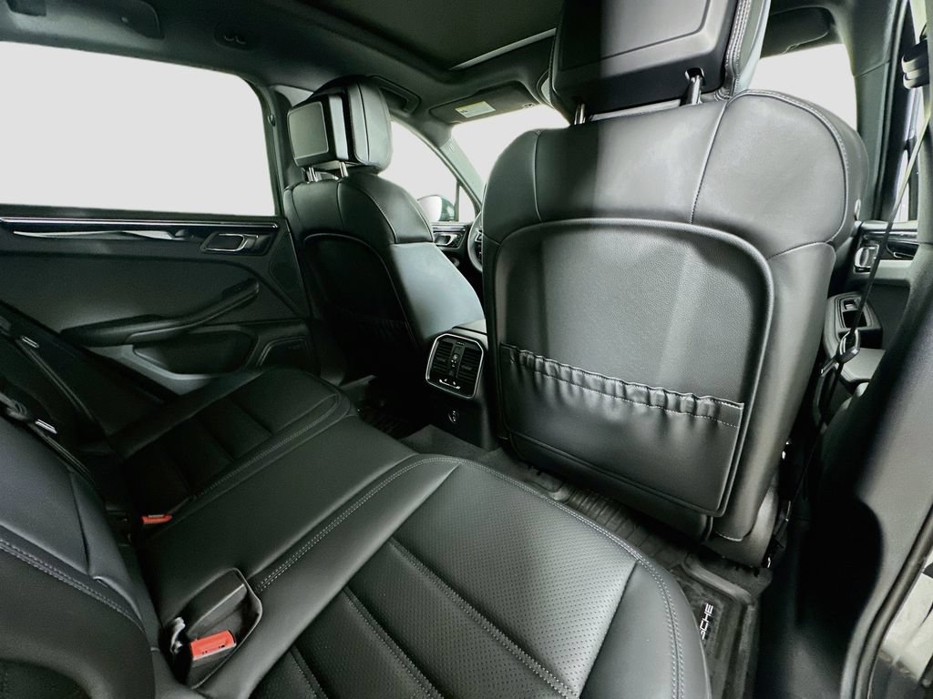 Certified 2026 Porsche Macan AWD/4WD image 30