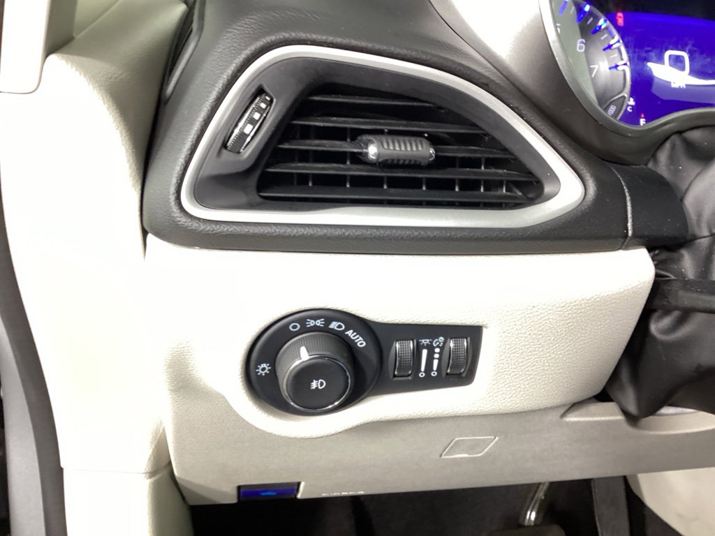 Used 2024 Chrysler Pacifica Touring-L image 25