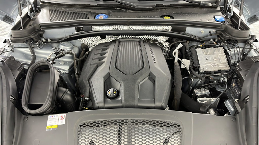 Used 2023 Porsche Macan Turbo AWD/4WD image 37