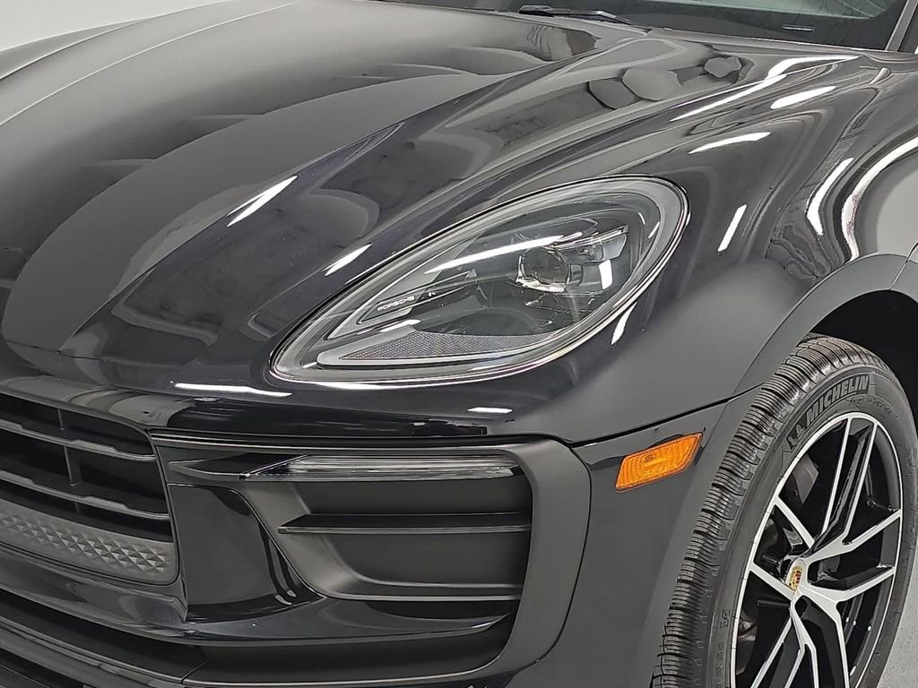 Certified 2025 Porsche Macan AWD/4WD image 11