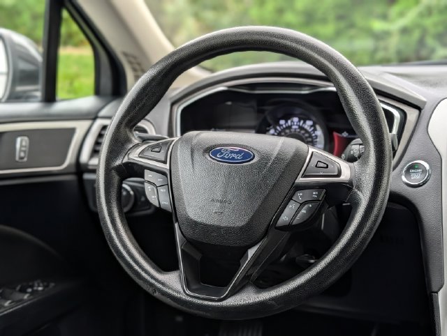 Used 2020 Ford Fusion SE FWD image 14