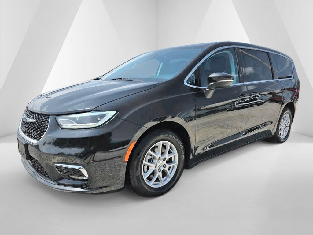 Used 2023 Chrysler Pacifica Touring-L FWD image 3