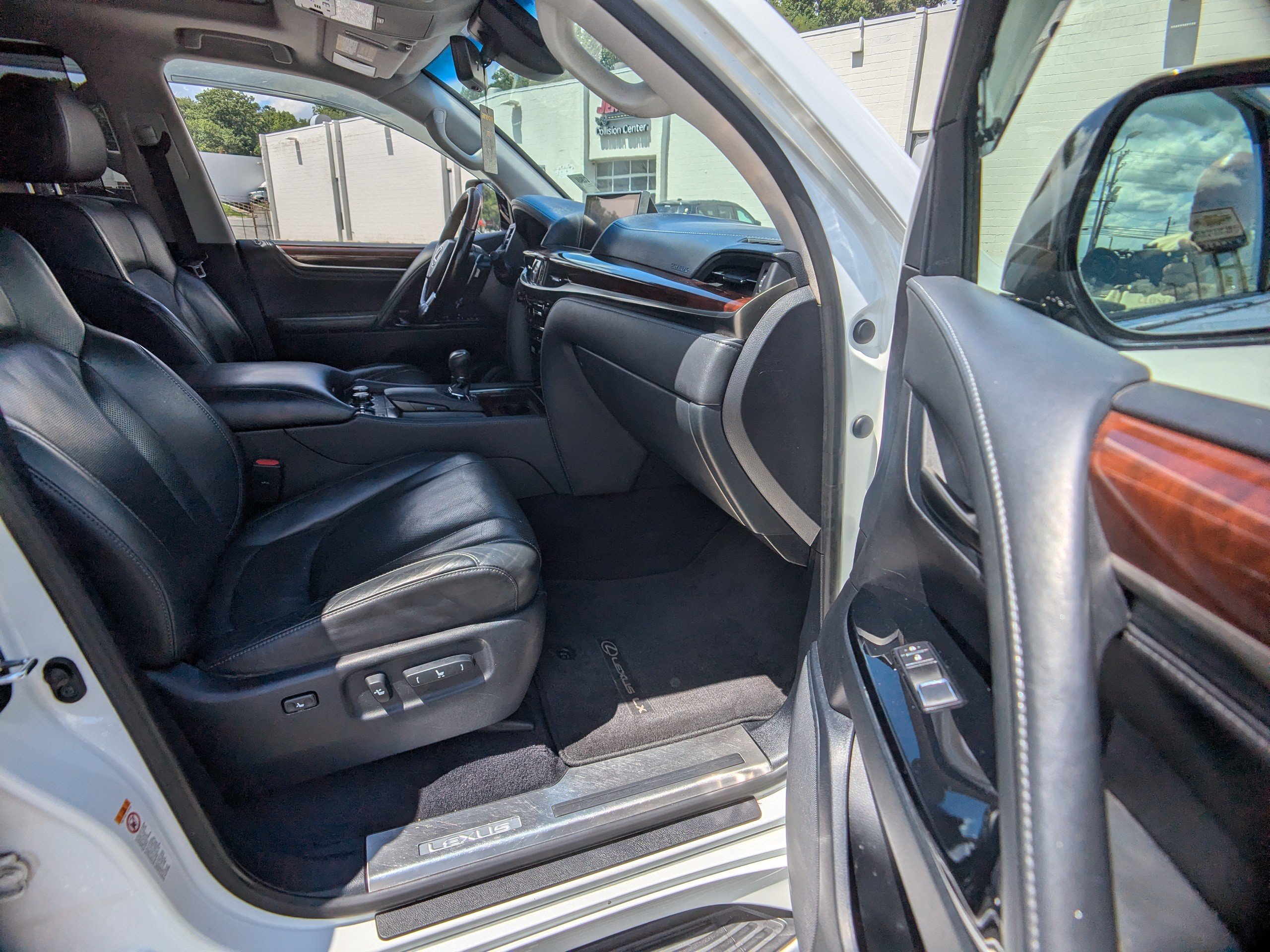 Used 2017 Lexus LX 570 4WD image 12