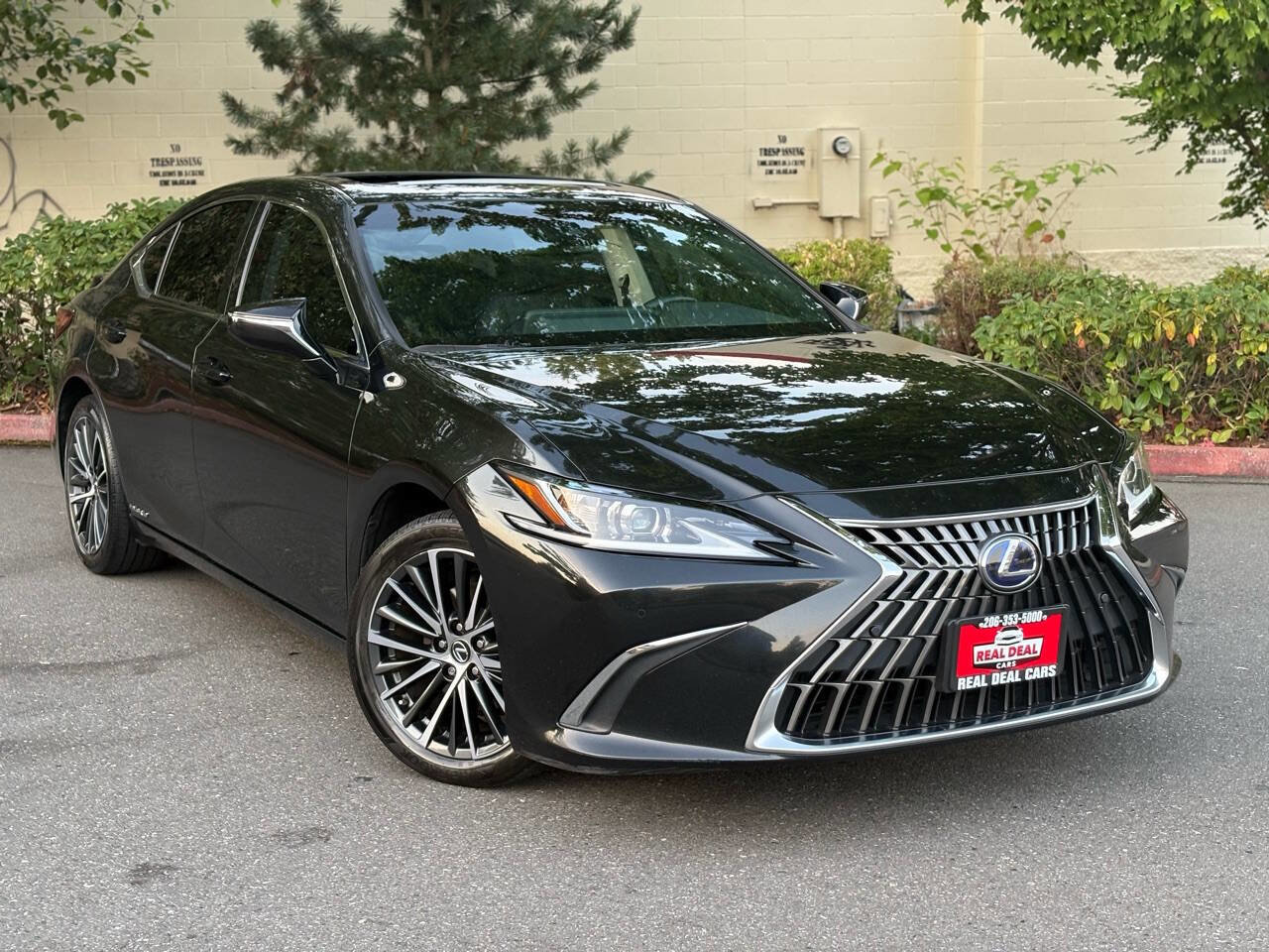 Used 2022 Lexus ES 300h w/ Premium Package image 2