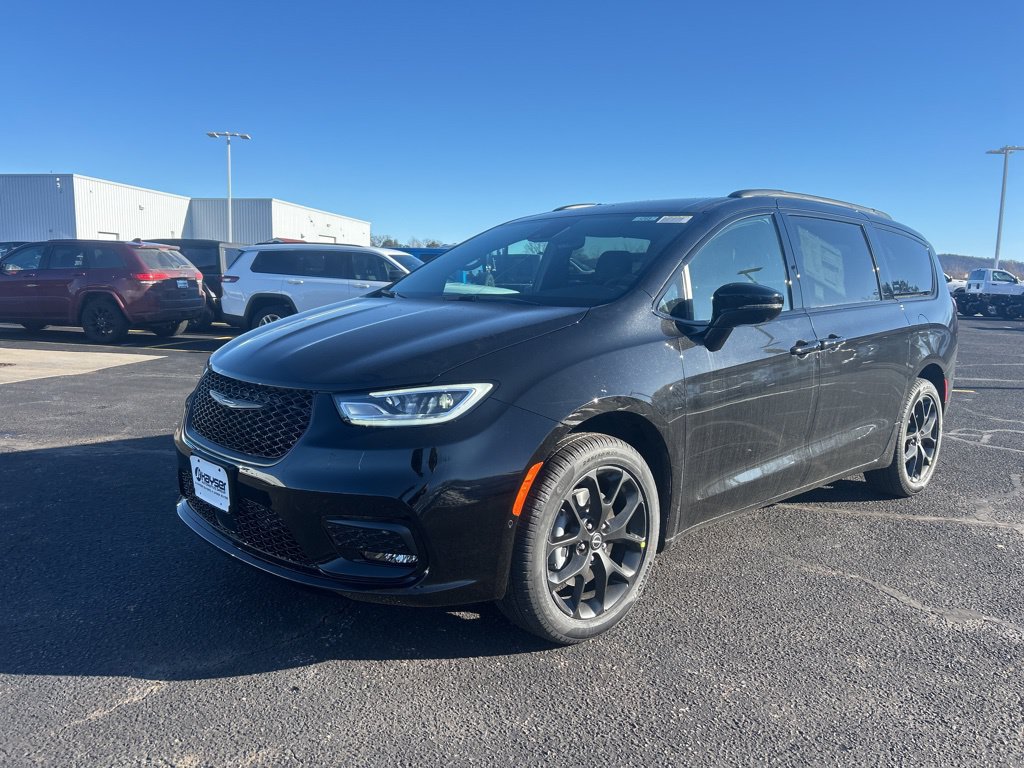 New 2026 Chrysler Pacifica Select w/ S Appearance Package AWD/4WD image 3