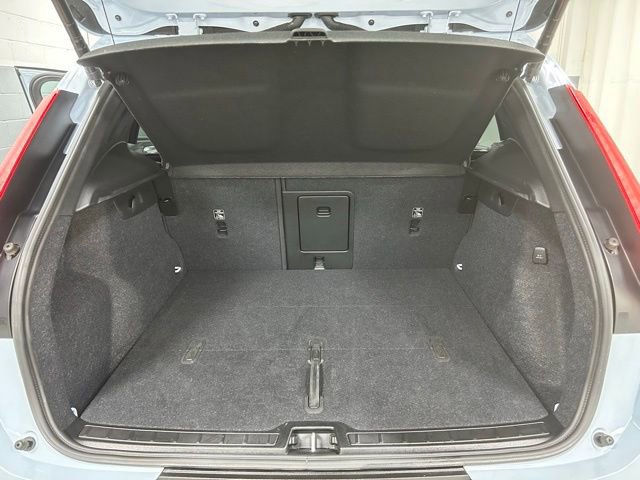 Used 2025 Volvo XC40 B5 Plus AWD/4WD image 6
