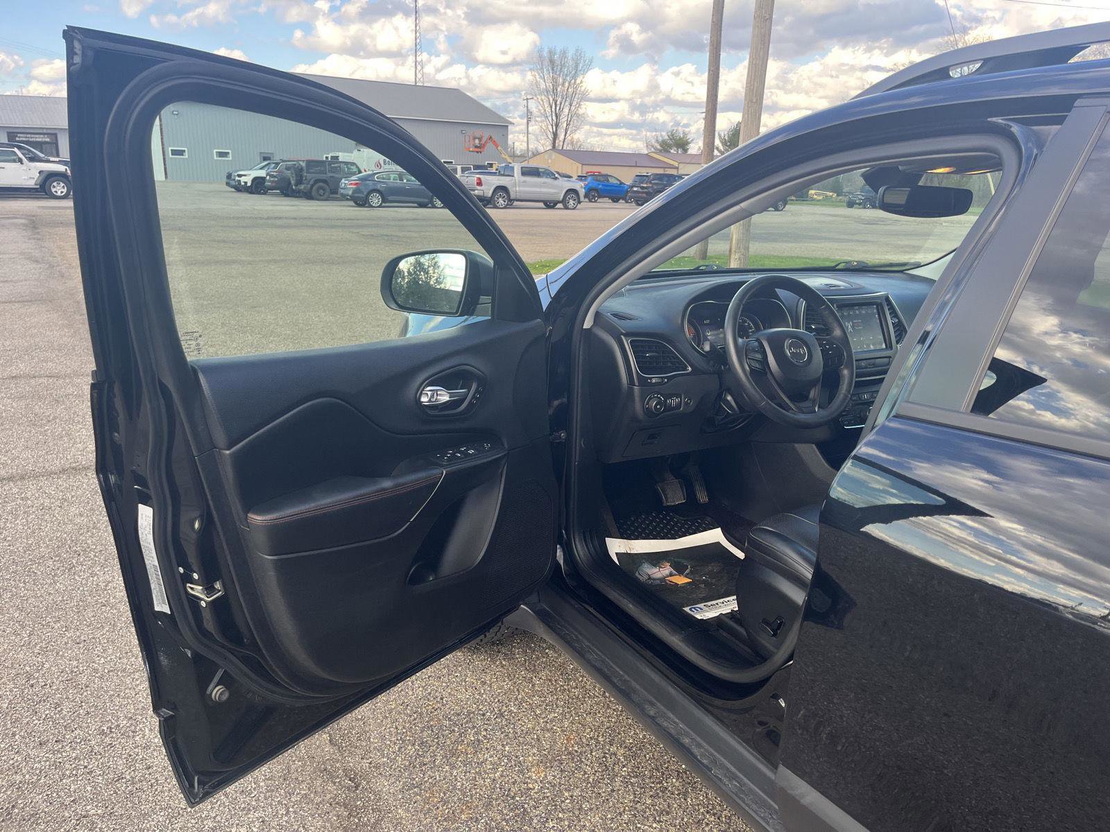 Used 2019 Jeep Cherokee Trailhawk image 11