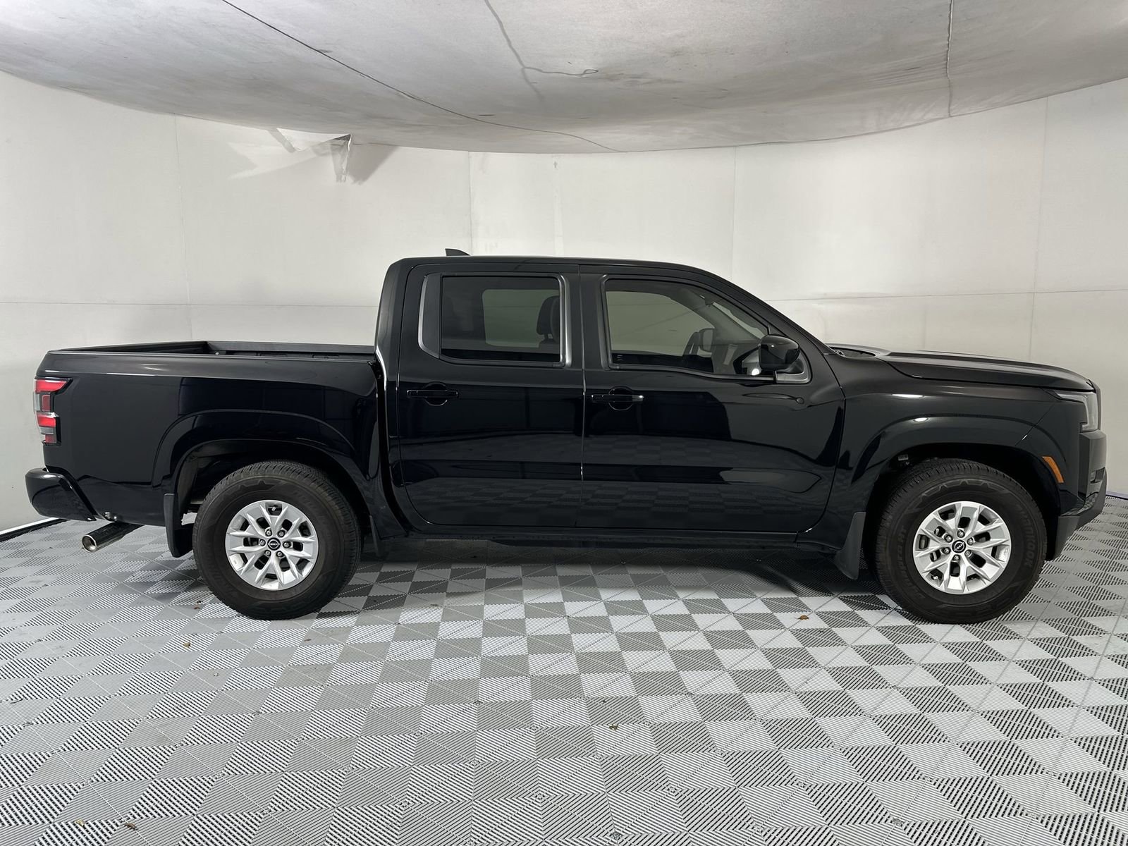 Used 2024 Nissan Frontier SV w/ Technology Package image 9