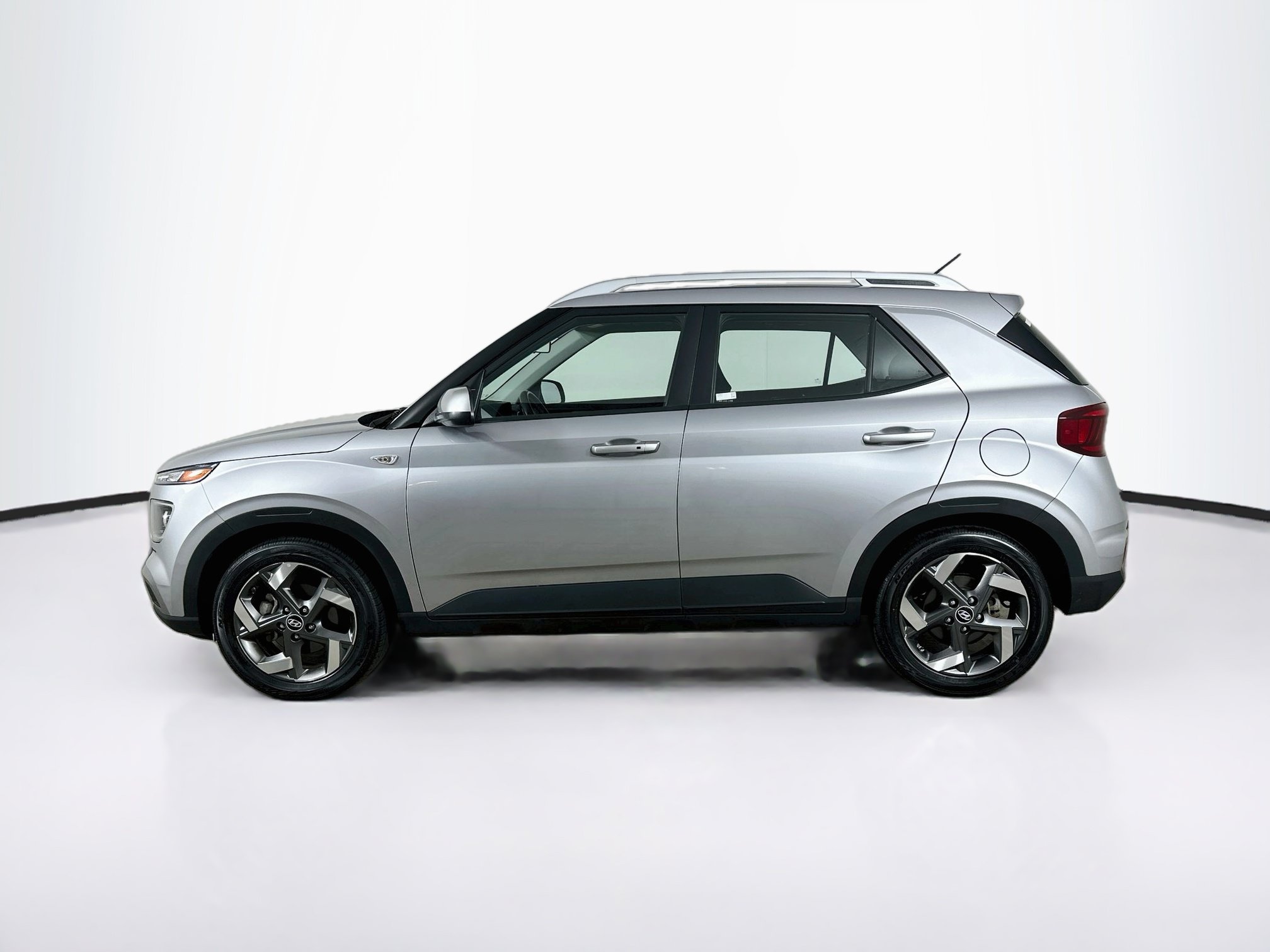 Used 2025 Hyundai Venue SEL FWD image 4