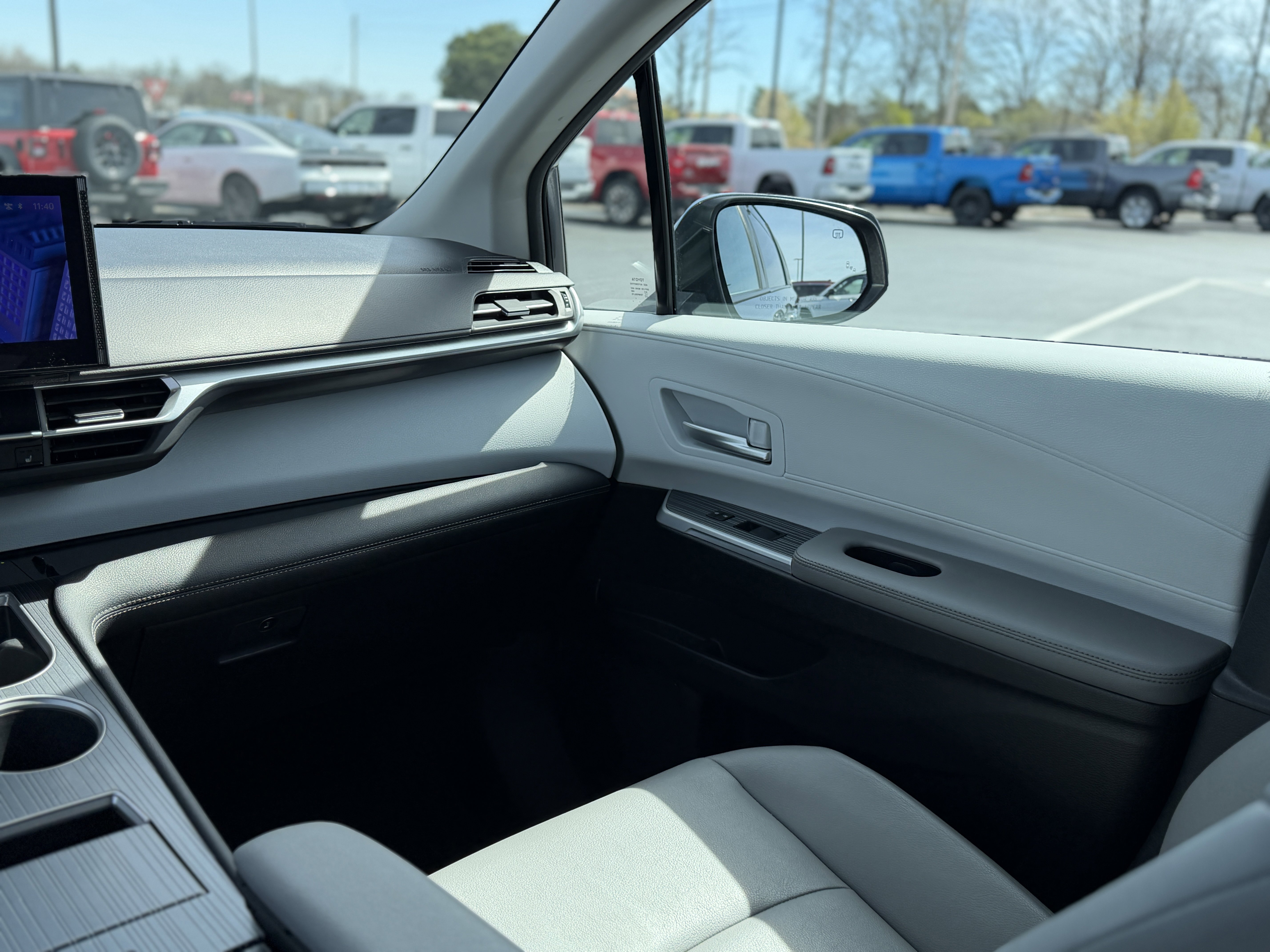 Used 2025 Toyota Sienna XLE FWD image 16