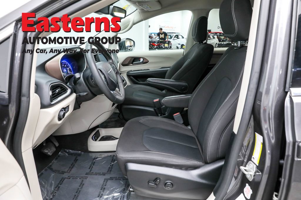 Used 2023 Chrysler Voyager LX image 14