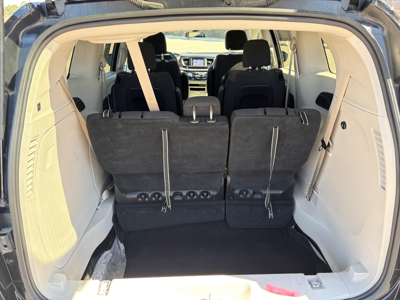 Used 2022 Chrysler Voyager LX FWD image 17