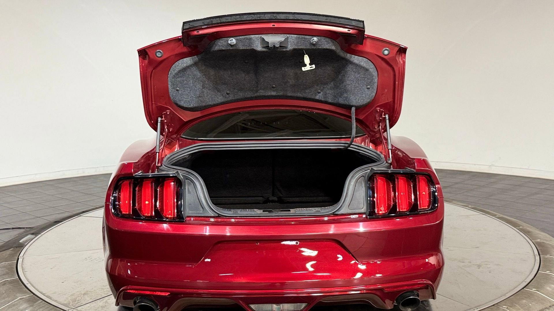 Used 2017 Ford Mustang Coupe image 23